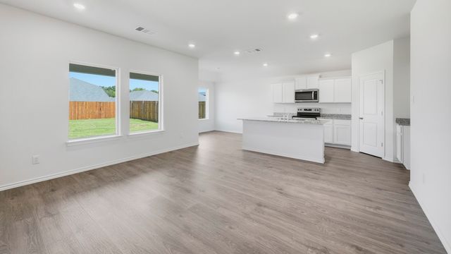 800 Barton Drive, Ennis, TX 75119