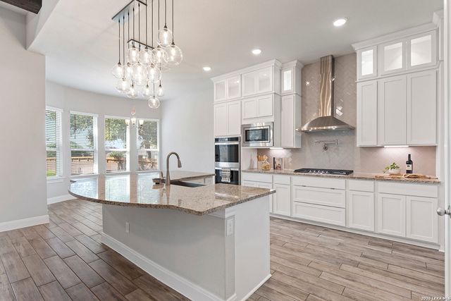 9015 Mendrin Rdg, Fair Oaks Ranch, TX 78015