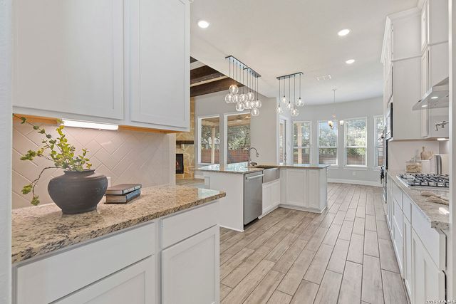 9015 Mendrin Rdg, Fair Oaks Ranch, TX 78015