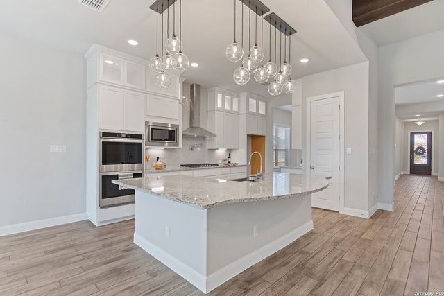 9015 Mendrin Rdg, Fair Oaks Ranch, TX 78015