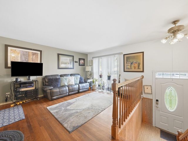 909 Cypress Lane, Joliet, IL 60435