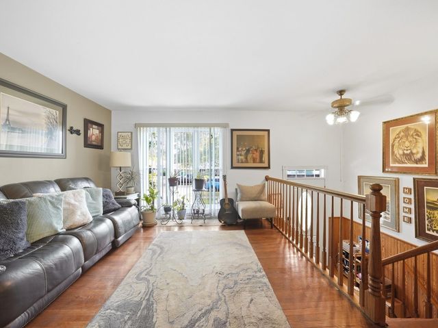 909 Cypress Lane, Joliet, IL 60435