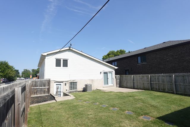 9800 S ARTESIAN Avenue, Evergreen Park, IL 60805
