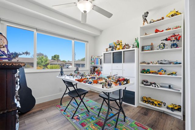 365 E Sycamore Drive, Hanford, CA 93230