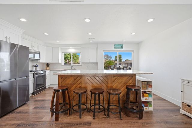 365 E Sycamore Drive, Hanford, CA 93230