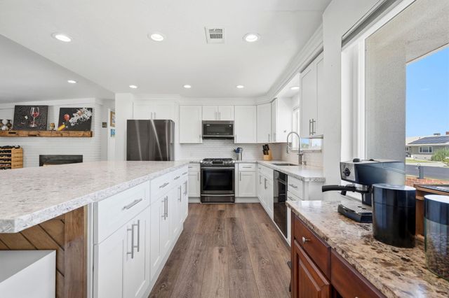 365 E Sycamore Drive, Hanford, CA 93230