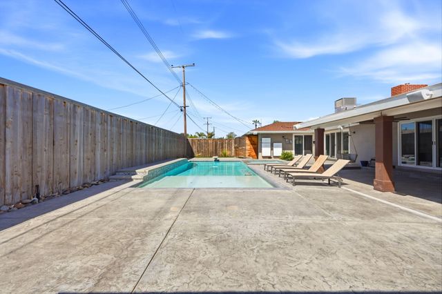 365 E Sycamore Drive, Hanford, CA 93230