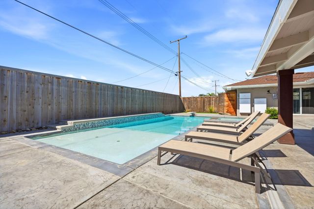 365 E Sycamore Drive, Hanford, CA 93230