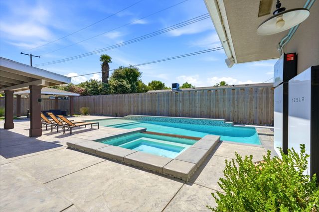 365 E Sycamore Drive, Hanford, CA 93230