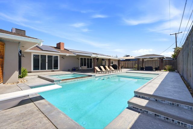 365 E Sycamore Drive, Hanford, CA 93230