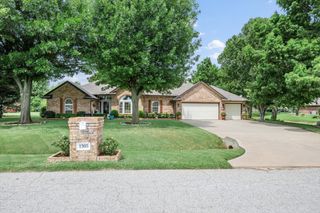 1305 N Hunters Bridge Way, Mustang, OK 73064