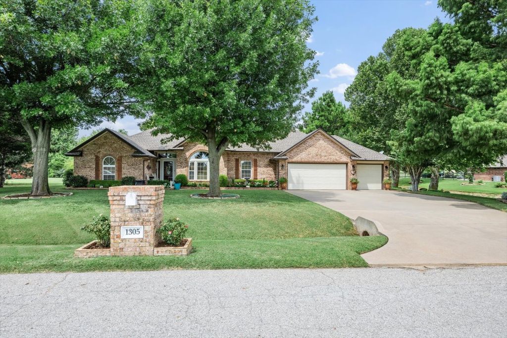 1305 N Hunters Bridge Way, Mustang, OK 73064