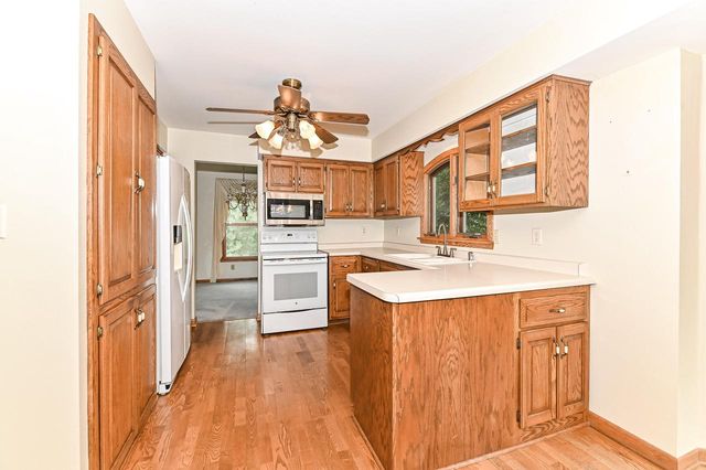 W294S2960 Wills Barry COURT, Waukesha, WI 53188