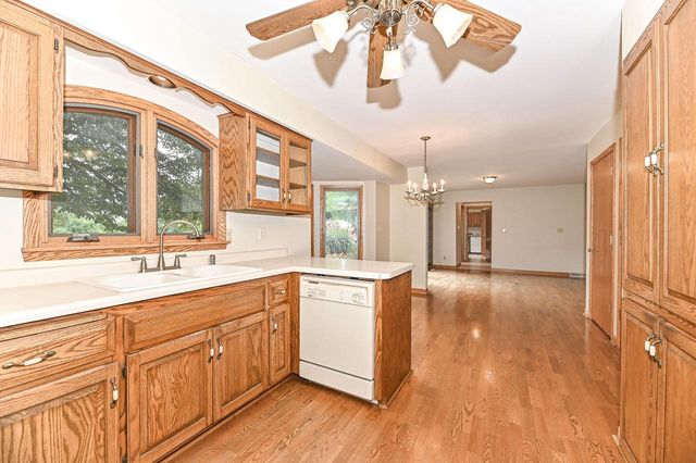 W294S2960 Wills Barry COURT, Waukesha, WI 53188
