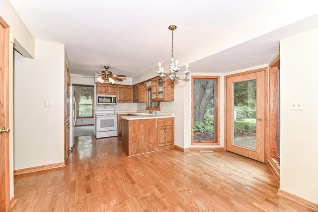 W294S2960 Wills Barry COURT, Waukesha, WI 53188