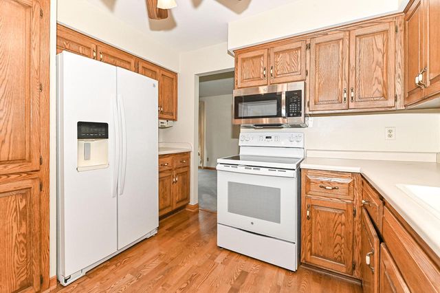 W294S2960 Wills Barry COURT, Waukesha, WI 53188