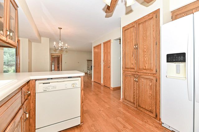W294S2960 Wills Barry COURT, Waukesha, WI 53188