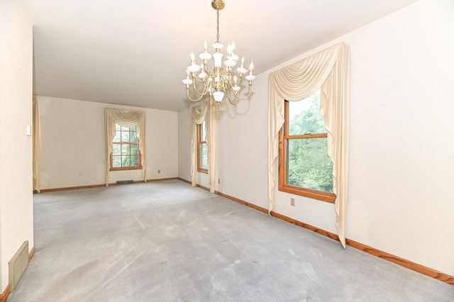W294S2960 Wills Barry COURT, Waukesha, WI 53188