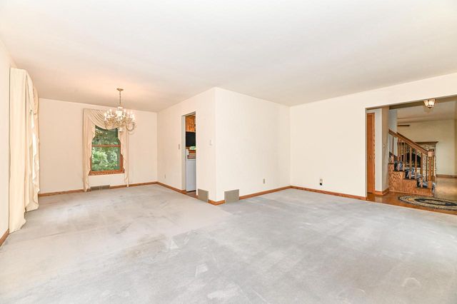 W294S2960 Wills Barry COURT, Waukesha, WI 53188