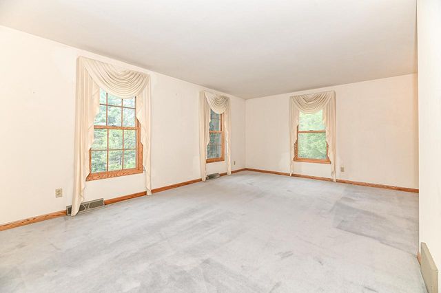 W294S2960 Wills Barry COURT, Waukesha, WI 53188