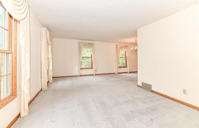 W294S2960 Wills Barry COURT, Waukesha, WI 53188