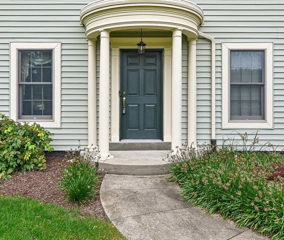 W294S2960 Wills Barry COURT, Waukesha, WI 53188