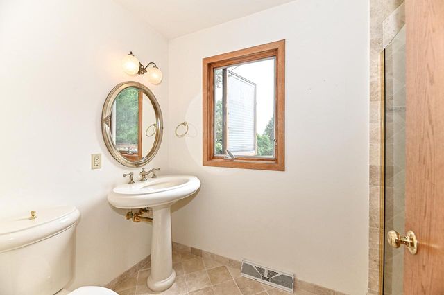 W294S2960 Wills Barry COURT, Waukesha, WI 53188