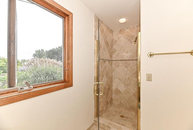 W294S2960 Wills Barry COURT, Waukesha, WI 53188