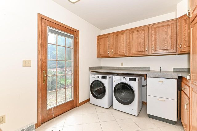 W294S2960 Wills Barry COURT, Waukesha, WI 53188