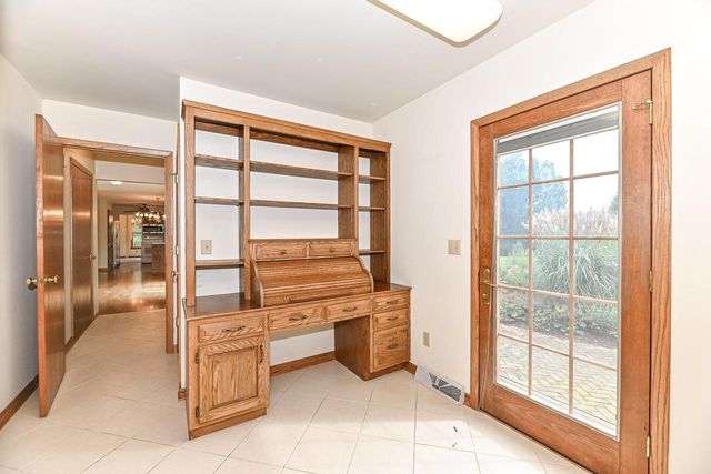 W294S2960 Wills Barry COURT, Waukesha, WI 53188