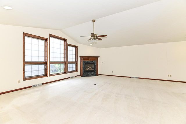W294S2960 Wills Barry COURT, Waukesha, WI 53188