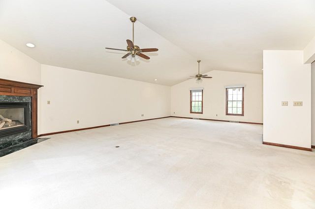 W294S2960 Wills Barry COURT, Waukesha, WI 53188