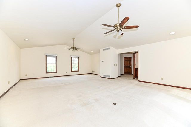 W294S2960 Wills Barry COURT, Waukesha, WI 53188