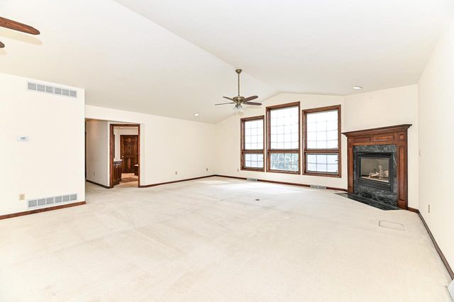 W294S2960 Wills Barry COURT, Waukesha, WI 53188