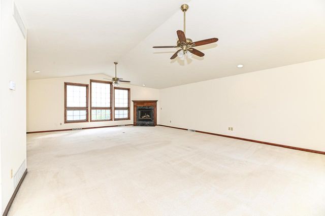 W294S2960 Wills Barry COURT, Waukesha, WI 53188