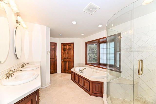 W294S2960 Wills Barry COURT, Waukesha, WI 53188