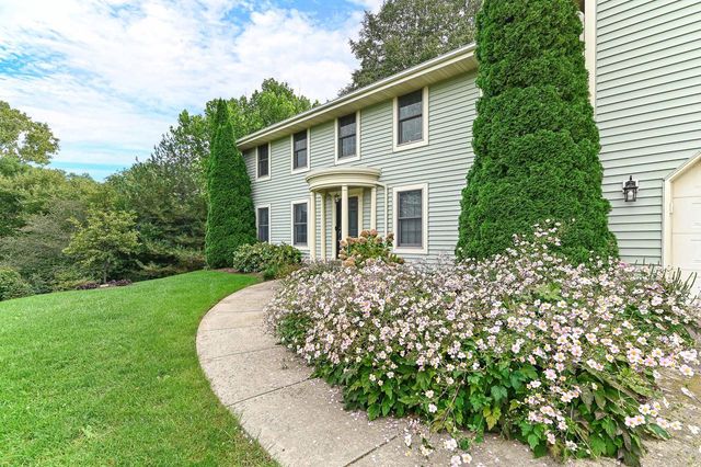W294S2960 Wills Barry COURT, Waukesha, WI 53188