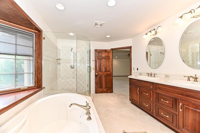 W294S2960 Wills Barry COURT, Waukesha, WI 53188