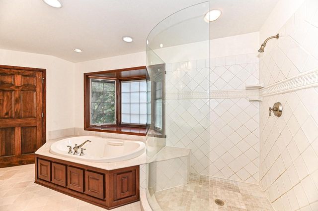 W294S2960 Wills Barry COURT, Waukesha, WI 53188