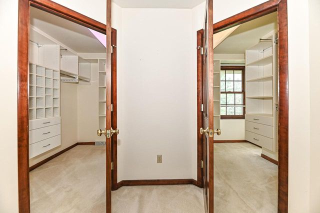 W294S2960 Wills Barry COURT, Waukesha, WI 53188