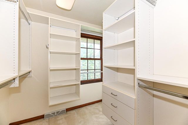 W294S2960 Wills Barry COURT, Waukesha, WI 53188