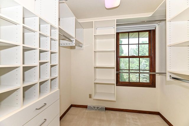W294S2960 Wills Barry COURT, Waukesha, WI 53188