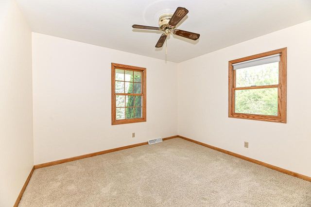 W294S2960 Wills Barry COURT, Waukesha, WI 53188