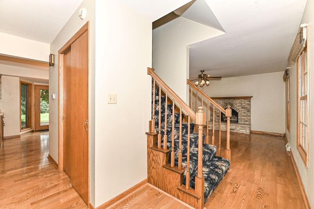 W294S2960 Wills Barry COURT, Waukesha, WI 53188