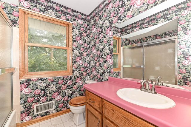 W294S2960 Wills Barry COURT, Waukesha, WI 53188
