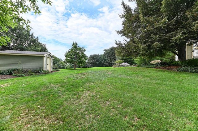 W294S2960 Wills Barry COURT, Waukesha, WI 53188