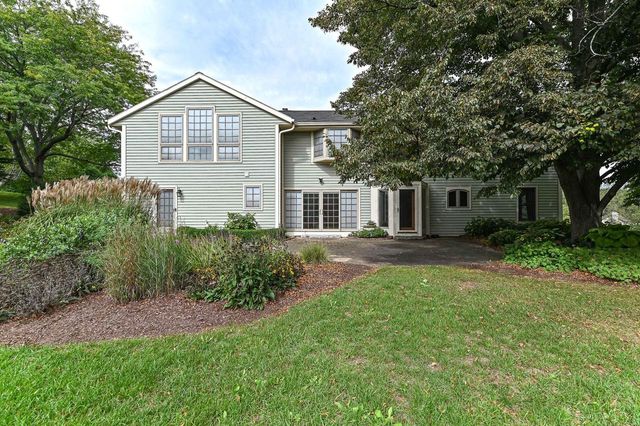 W294S2960 Wills Barry COURT, Waukesha, WI 53188