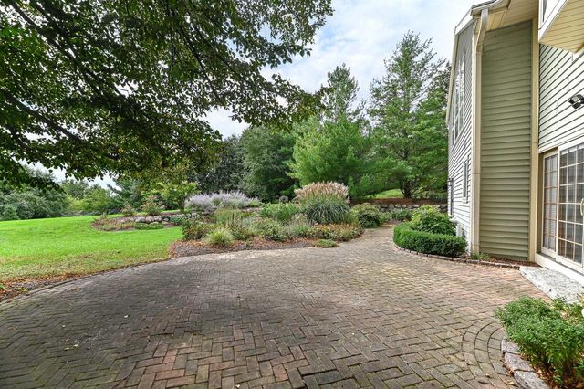 W294S2960 Wills Barry COURT, Waukesha, WI 53188