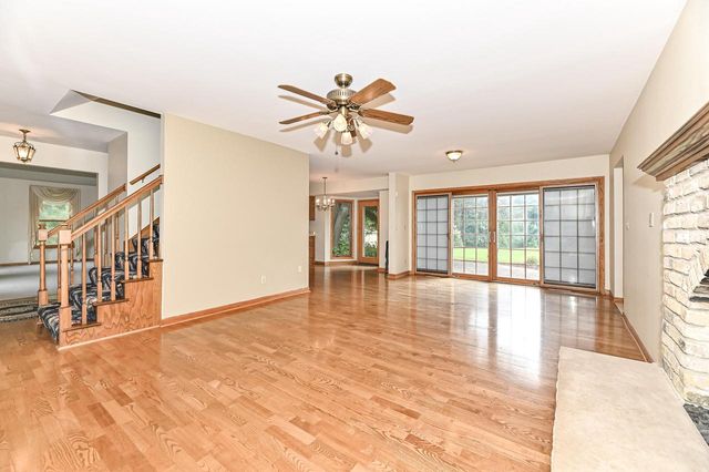 W294S2960 Wills Barry COURT, Waukesha, WI 53188