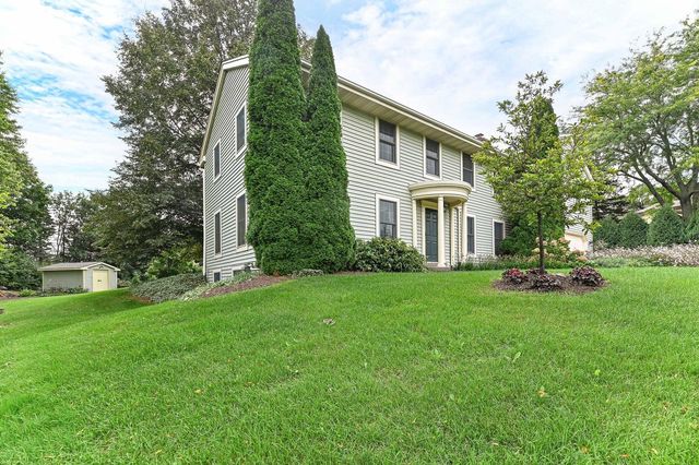 W294S2960 Wills Barry COURT, Waukesha, WI 53188